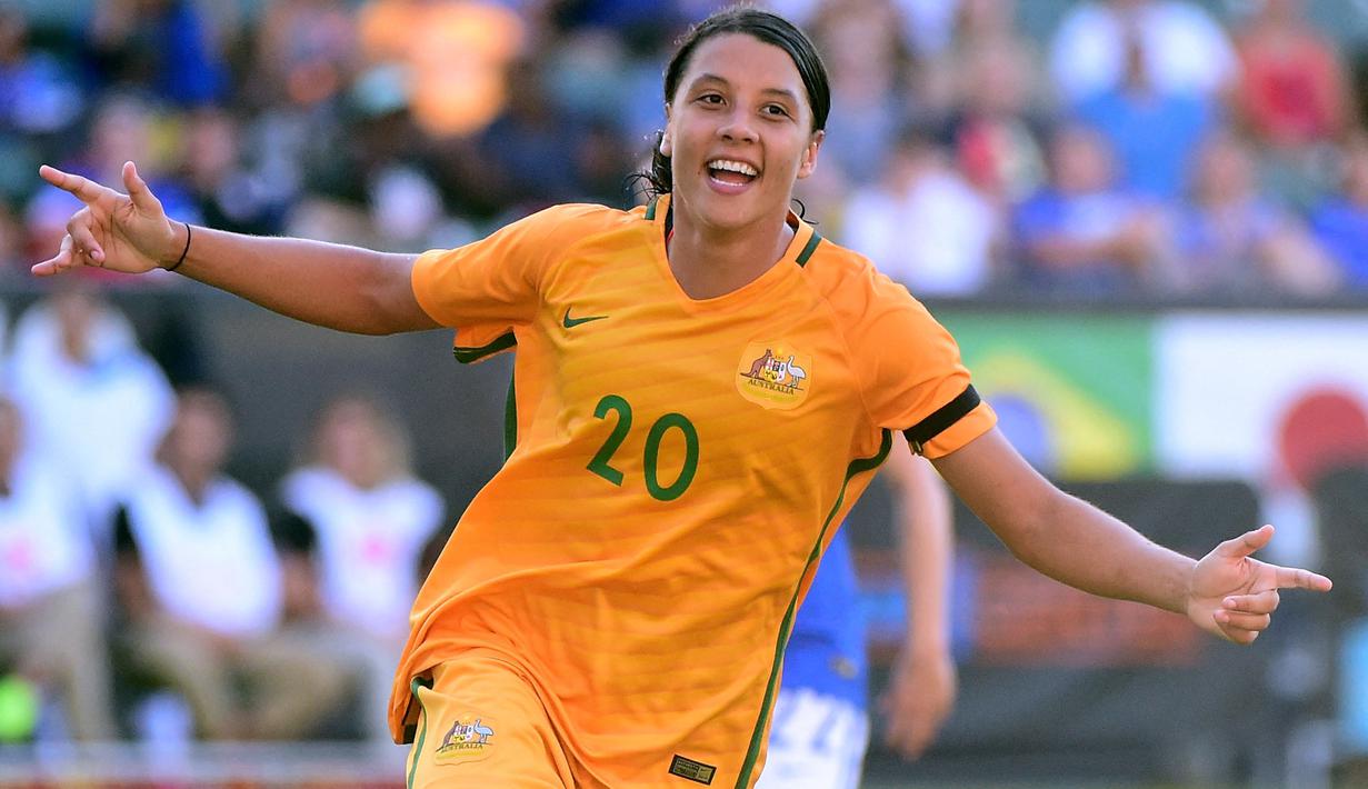 Sam Kerr merupakan pesepak bola putri asal Australia yang saat ini membela Chelsea. Ia mendapatkan bayaran 500 ribu dolar atau sekitar Rp7,1 miliar per tahun. Bersama The Blues, dirinya berhasil mempersembahkan dua gelar FA Women's Super League. (Foto: AFP/Getty Images/Herry How)