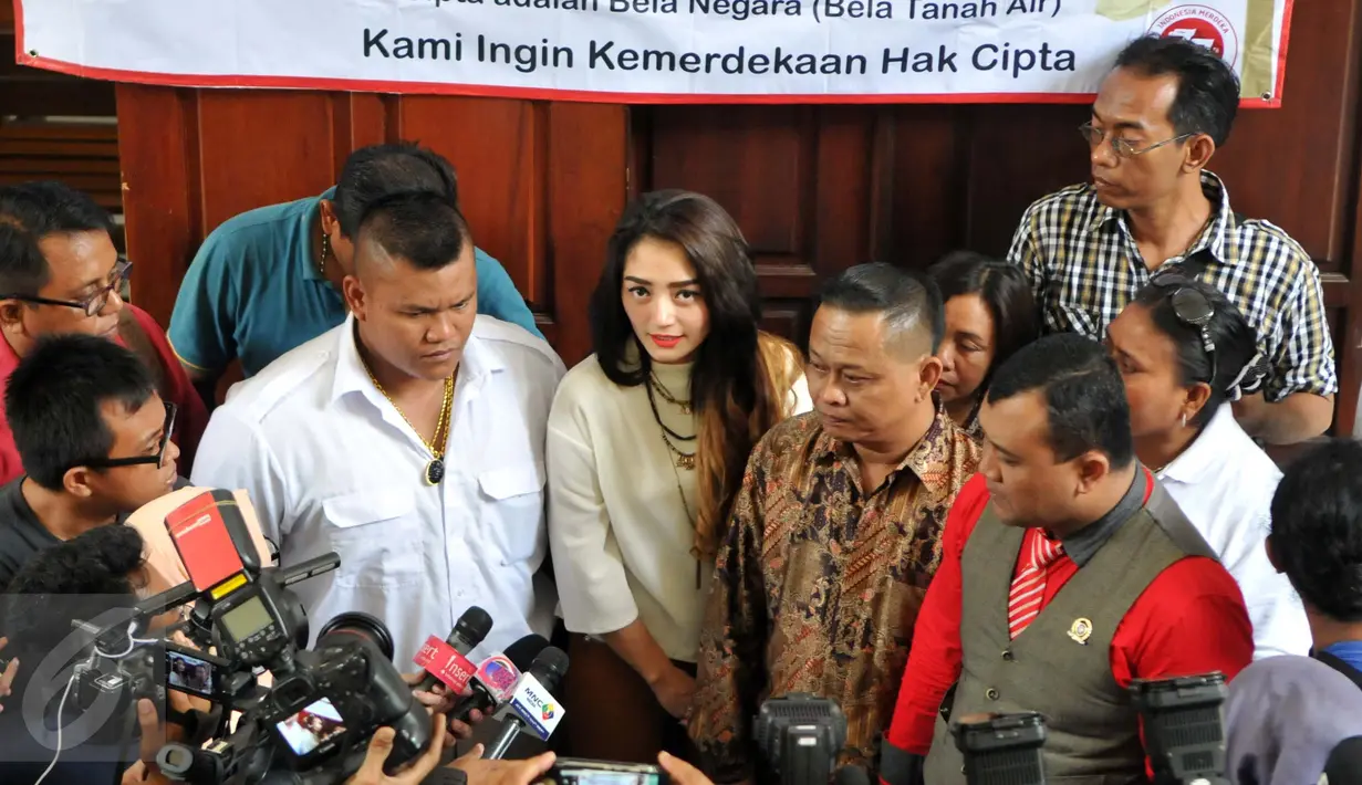 Siti Badriah dan kuasa hukumnya memberikan keterangan pers usai sidang lanjutan dugaan pelanggaran hak cipta oleh PT Vista Pratama di PN Jakarta Utara, Selasa (18/8/2015). Siti Badriah hadir sebagai saksi pada sidang tersebut. (Liputan6.com/Panji Diksana)