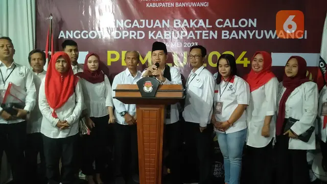 Ketua Partai Perindo Choirul Falah memberikan keterangan pers setelah melengkapi berkas bacalegnya (Hermawan Arifianto/Liputan6.com)