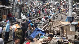 Pembongkaran ini dilakukan sesuai perintah Wakil Gubernur DKI Jakarta Basuki Tjahaja Purnama untuk mengembalikan fungsi lahan dan menata jalur tersebut, Jakarta, Kamis (7/8/14). (Liputan6.com/Faizal Fanani)