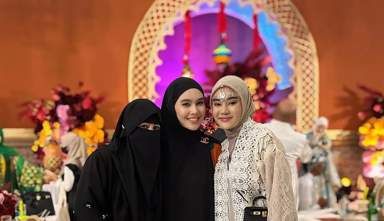 Kartika Putri turut hadir mengenakan maxi dress warna oranye cerah yang dipadukan dengan hijab warna hitamnya. [@clarashintareal]