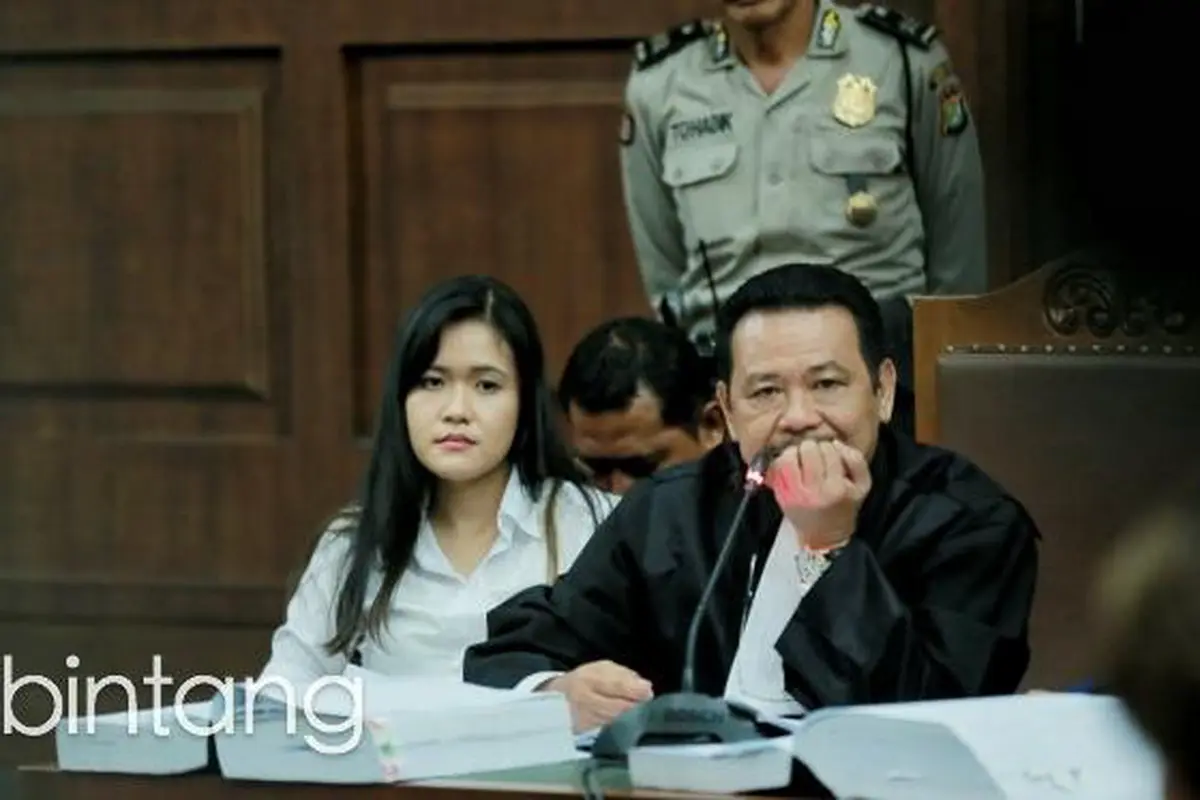 [Bintang] Sidang Vonis Jessica, Keluarga Mirna Kompak Berbaju Putih