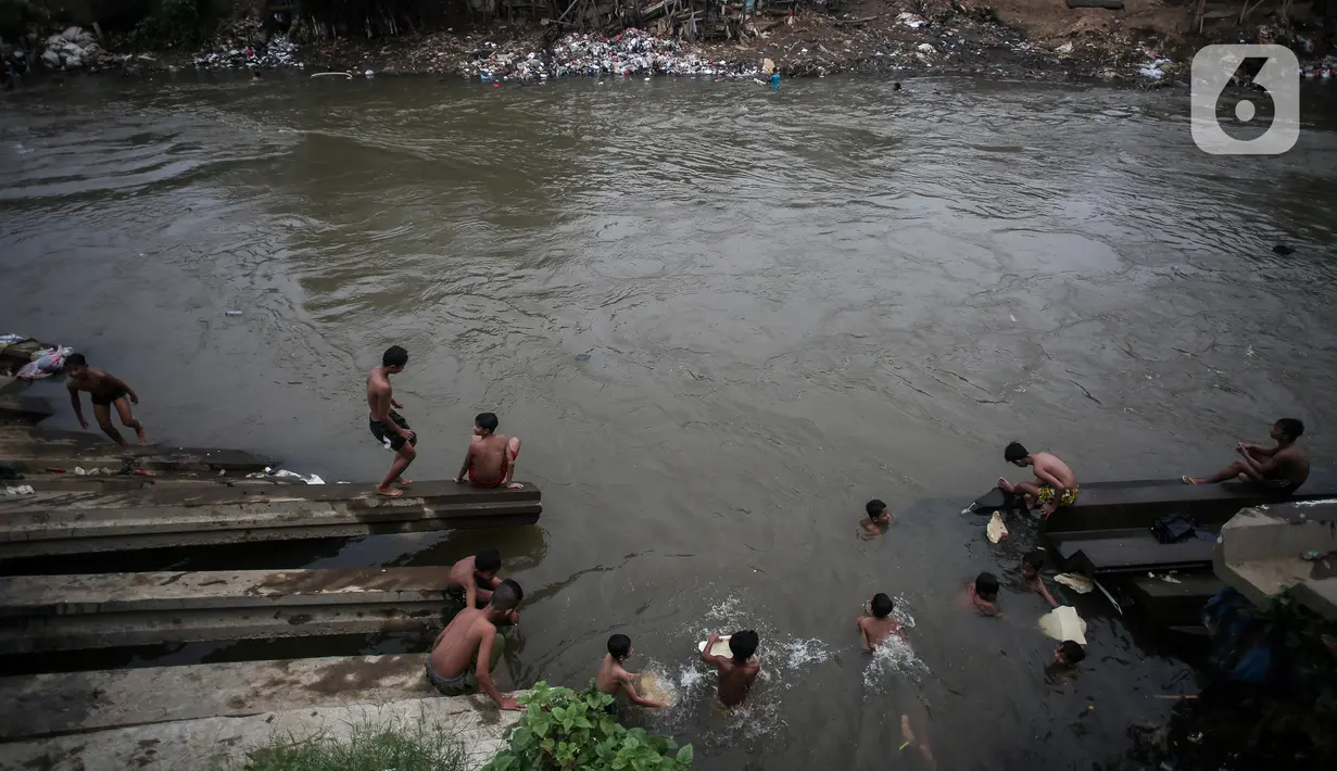 Anak-anak bermain di Sungai Ciliwung, Jakarta, Selasa (24/8/2021). Sungai Ciliwung menjadi tempat alternatif untuk bermain di kala pandemi karena ditutupnya ruang-ruang bermain atau taman kota, dan juga karena kurangnya ruang bermain bagi anak-anak. (Liputan6.com/Johan Tallo)