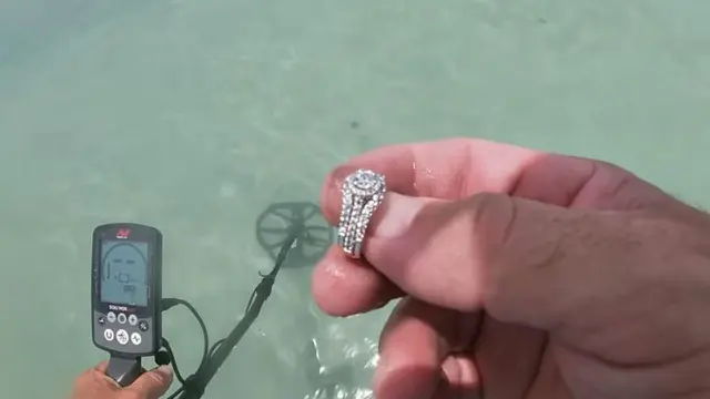 pria temukan berlian di pantai