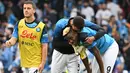 Setelah pertandingan, Karim Zedadka (tengah) berusaha menenangkan Victor Osimhen yang tampak kecewa dengan hasil imbang 1-1 yang diraih Napoli. (AFP/Filippo Monteforte)