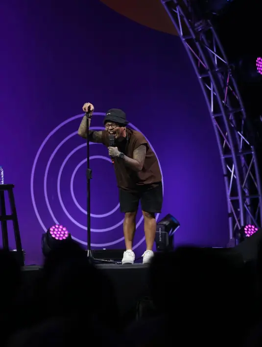 "Tentunya malam hari ini gua dan Tretan muslim akan bawa materi yang kata orang sekarang ini sangat di luar nurul," ungkap Coki Pardede dari atas panggung Jicomfest 2023.