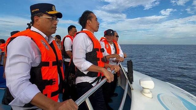 Presiden Joko Widodo (Jokowi) bersama Menteri Perhubungan Budi Karya Sumadi saat mengunjungi Bunaken Sulawesi Utara. (Instagram @budikaryas)
