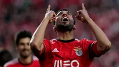 Selebrasi bek tengah Benfica, Ezequiel Garay, usai menjebol gawang Juventus dalam laga pertama semifinal Liga Europa di stadion Luz, Lisbon (25/4/2014) (REUTERS/Hugo Correia)