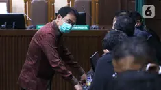 Terdakwa eks Wakil Ketua DPR RI Azis Syamsuddin saat menjalani sidang di Pengadilan Tipikor, Jakarta, Senin (6/12/2021). Azis menjalani sidang perdana pembacaan surat dakwaan JPU KPK terkait dugaan suap pengurusan perkara yang sedang ditangani KPK di Lampung Tengah. (Liputan6.com/Angga Yuniar)