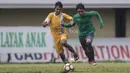 Gelandang Timnas Indonesia U-22, Septian David Maulana, berusaha melewati pemain PS Badung pada laga uji coba di Stadion Kapten I Wayan Dipta, Bali, Senin (10/7/2017). Timnas U-22 menang 6-1 atas PS Badung. (Bola.com/Vitalis Yogi Trisna)