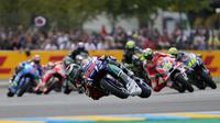 Jorge Lorenzo memimpin balapan MotoGP Prancis sejak start di Sirkuit Le Mans, Minggu (8/5/2016). (AFP/Charly Triballeau)