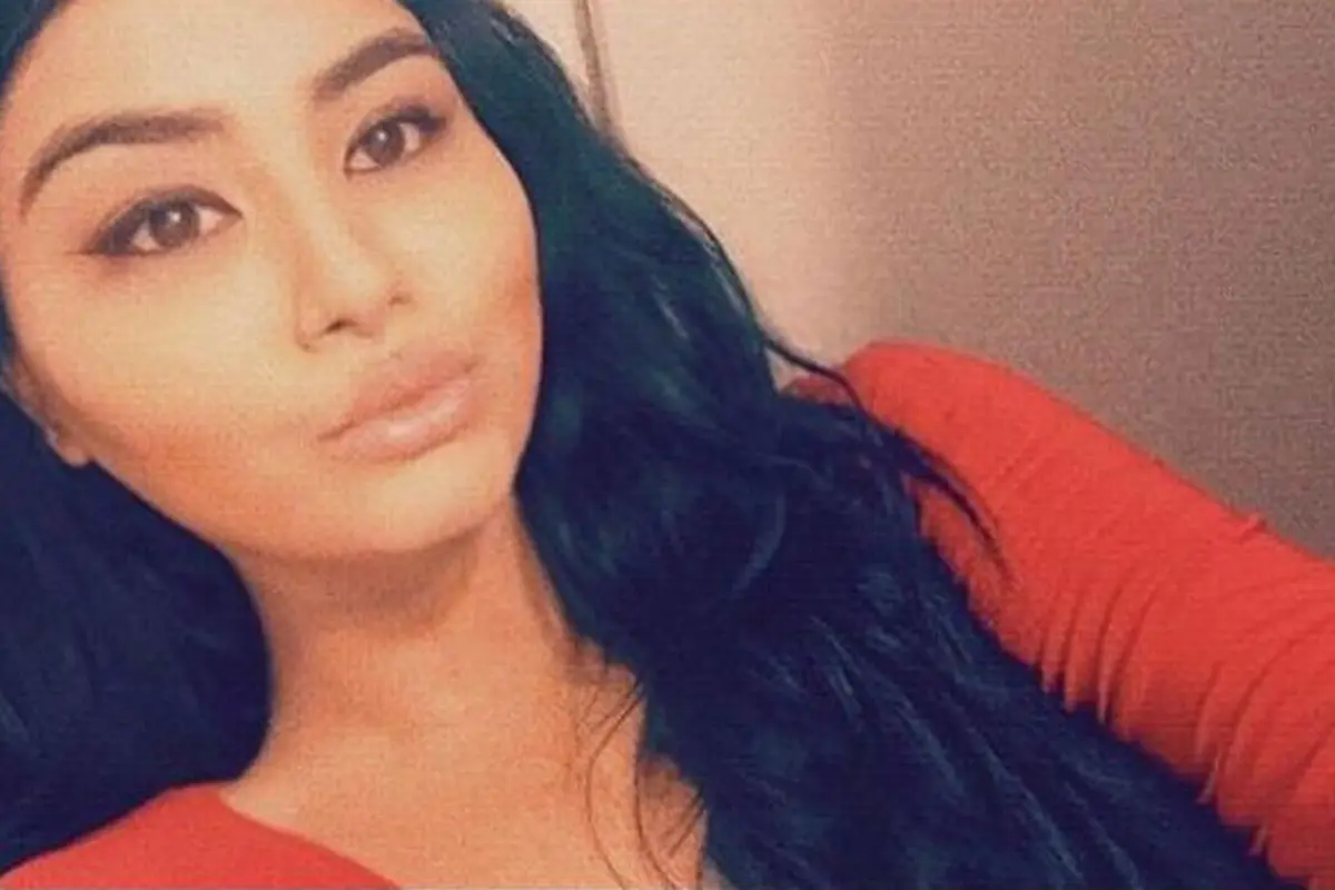 [Bintang] Salah Kirim Foto ke Grup Chat Keluarga, Perempuan Ini Langsung Dibawa ke Psikiater