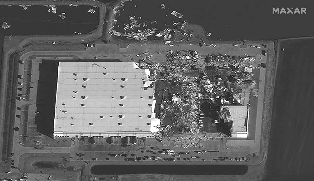 Foto satelit menunjukkan close-up gudang Amazon rusak parah setelah badai hebat bergerak melalui daerah itu pada malam sebelumnya di Edwardsville, Illinois, Amerika Serikat, 11 Desember 2021. Sebanyak 78 orang tewas setelah serangkaian tornado di AS. (Satellite image ©2021 Maxar Technologies via AP)