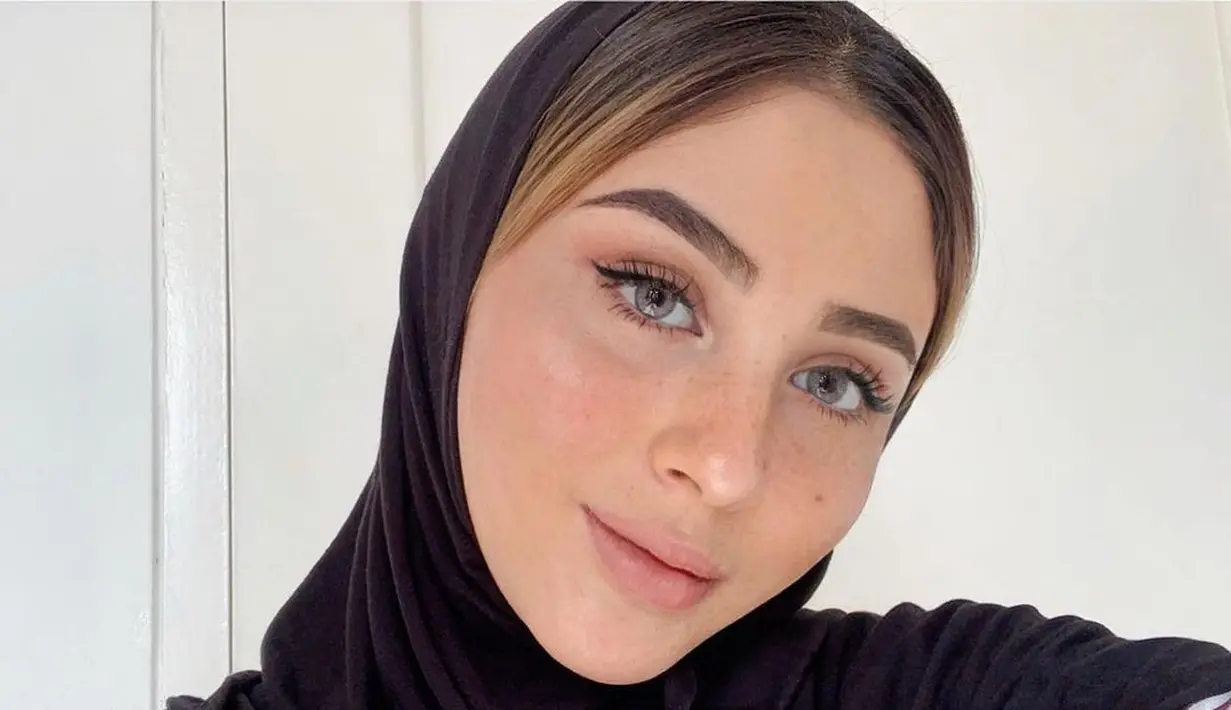 Di sini Margin Wieheerm tampil bak putri Arab dengan kerudung hitam. Kerudung yang dikenakannya dengan cara perempuan Arab biasa mengenakan kerudung, yaitu menyisakan sedikit rambut di bagian depan terlihat. Dengan riasan minimal, Margin Wieheerm tampak mengenakan eyeliner dan sedikit warna merah muda di area mata, pipi, dan bibir. Foto: Instagram.