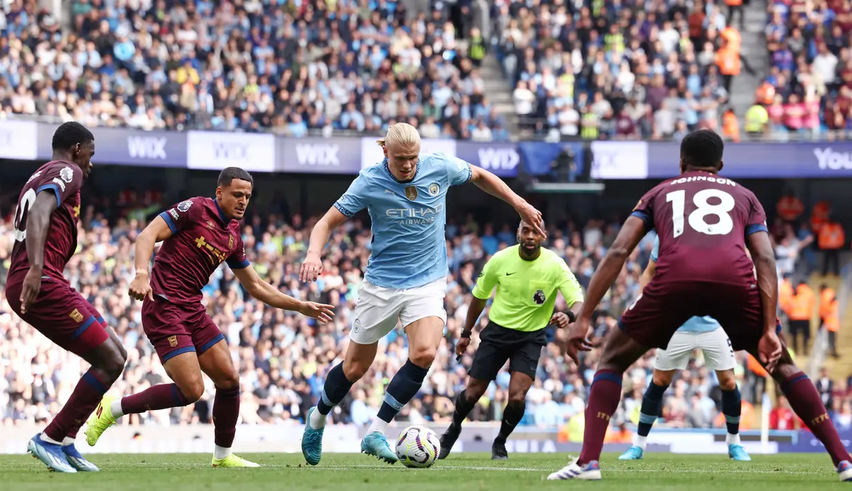 Bomber asal Norwegia itu merobek-robek gawang The Tractor Boys dengan memborong tiga gol. (AFP/Darren Staples)