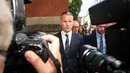 Ryan Giggs meninggalkan Pengadilan Mahkota Manchester Minshull Street, di Manchester (8/8/2022). Giggs diadili atas tuduhan menyerang dan secara paksa mengendalikan mantan pacarnya, dalam kasus yang telah menjungkirbalikkan karir manajerialnya. (AFP/Lindsey Parnaby)