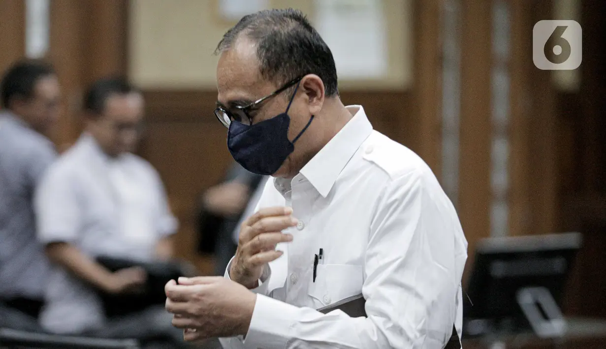 Jaksa juga menuntut Rafael membayar denda Rp 1 miliar subsider 6 bulan kurungan dan uang pengganti Rp 18,9 miliar. (Liputan6.com/Faizal Fanani)