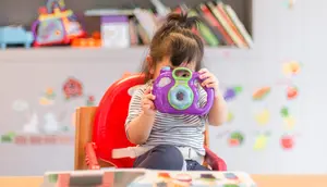 Simak alasan mengapa orang tua tidak boleh menghalangi anak menggunakan gadget menurut psikolog. (Foto: Unsplash.com/Tanaphong Toochinda)..