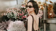 Selain memiliki kegunaan, kacamata memang menjadi fashion item favorit banyak orang, tak tekecuali dengan Wika Salim. Di berbagai kegiatan, ia nampaknya cukup sering mengenakan kacamata. Seperti kali ini, pedangdut tersebut tampil menawan dengan kacamata hitam. (Liputan6.com/IG/@wikasalim)