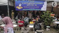 Warga antre mendapatkan vaksin COVID-19 dosis ketiga saat vaksinasi booster COVID-19 di Puskesmas Kecamatan Kramat Jati, Jakarta, Rabu (12/1/2022). Program booster COVID-19 diberikan kepada kelompok prioritas yaitu lanjut usia (lansia) dan penderita immunokompromais. (Liputan6.com/Faizal Fanani)
