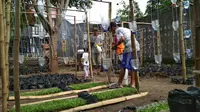 Pengurus karang taruna Rw 06 Suradinaya Kota Cirebon mengubah lahan kosong yang seram menjadi rumah pangan yang bermanfaat bagi warga sekitar. Foto (Liputan6.com / Panji Prayitno)
