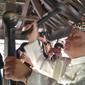 Sultan Keraton Kasepuhan Cirebon menabuh bedug bertalu-talu dalam Tradisi Dlugdag menjelang Ramadan. Foto (Liputan6.com / Panji Prayitno)