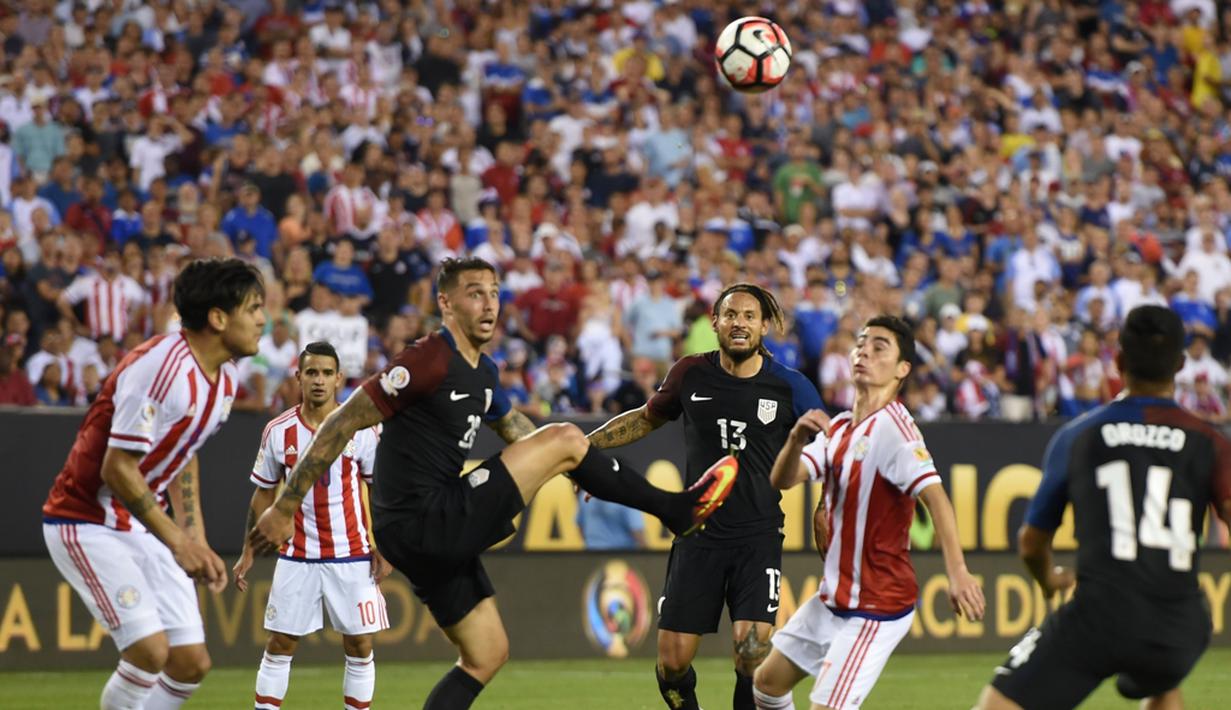 Perebutan bola antara pemain AS dan pemain Paraguay dalam laga Grup A Copa America Centenario 2016 di Stadion Lincoln Financial Field, Philadelphia, AS, Minggu (12/6/2016) WIB. (AFP/Don Emmert)