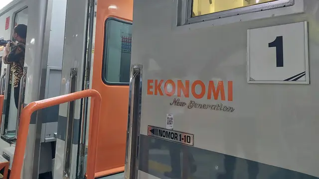 PT Kereta Api Indonesia (Persero) alias KAI meresmikan kereta ekonomi baru di Stasiun Pasar Senen, Jakarta, Selasa (26/9/2023). (Arief/Liputan6.com)