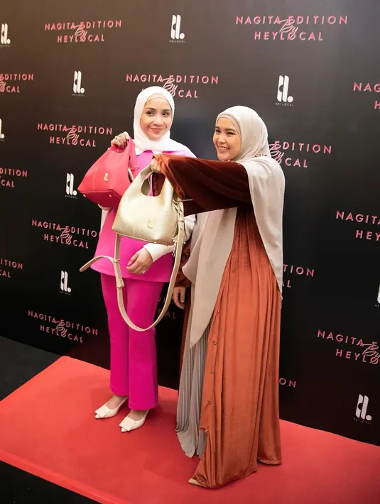 Nagita Slavina tampil mengenakan hijab saat luncurkan koleksi tas kolaborasinya dengan Hey Local [@heylocal.id]