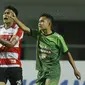 Bek Madura United, Fachrudin Aryanto, saat pertandingan melawan PS TNI pada laga Liga 1 Indonesia di Stadion Pakansari, Bogor, Senin (18/9/2017). Madura United menang 3-2 atas PS TNI. (Bola.com/M Iqbal Ichsan)