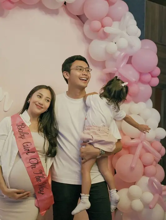 Winona Willy adik Nikita Willy baru saja mendapatkan kejutan baby shower di kehamilan yang telah memasuki trimester tiga. Dengan backdrop serba pink sesuai gender calon anak keduanya, baby shower pun dihadiri keluarga hingga teman-temannya. [@nonawilly]
