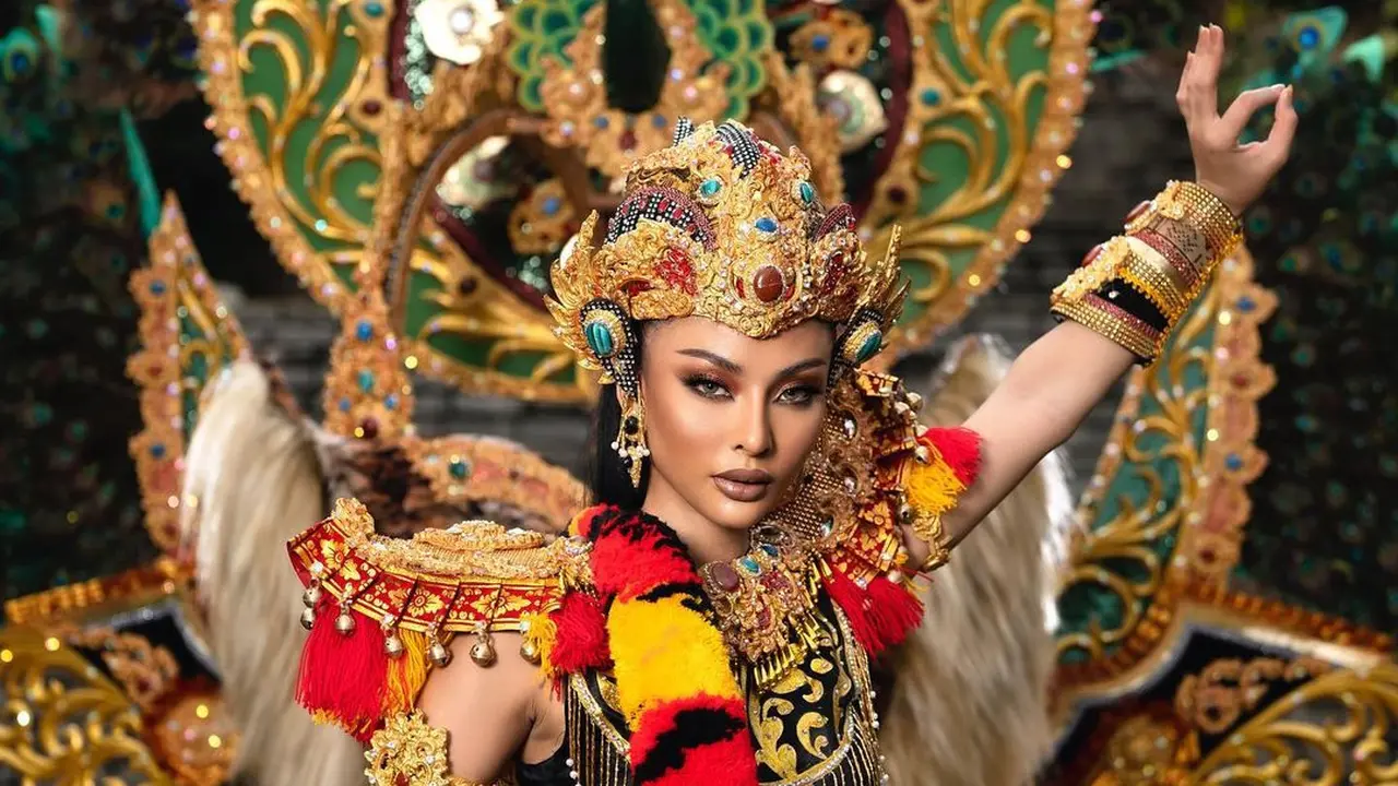 6 Pesona Andina Julie Pakai Kostum Nasional Reog Ponorogo di Miss Grand International 2022