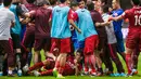 Gelandang Shanghai SIPG, Oscar tergeletak di lapangan saat dikerumuni pemain Guangzhou R&F pada pertandingan Liga Super China di Guangzhou, Guangdong, China selatan, (18/6). (Color China Photo via AP)