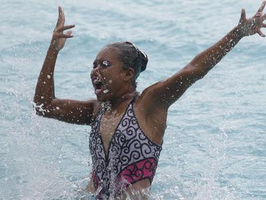 Perenang indah Sulawesi Selatan, Iin Rahmadhania, tampil untuk cabang renang indah nomor perorangan pada PON XIX di Kolam Renang UPI, Bandung, Jawa Barat, Kamis (22/9/2016). (Bola.com/Vitalis Yogi Trisna)