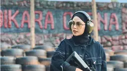 Selebgram dengan jumlah followers 2,8 juta ini terlihat begitu keren saat latihan menembak. Fokus dan serius terlihat jelas dari Dara Arafah saat lakoni hobi menembaknya. Tak ayal foto Dara Arafah memegang senjata ini banjir like dan komentar dari netizen. (Liputan6.com/IG/@daraarafah)
