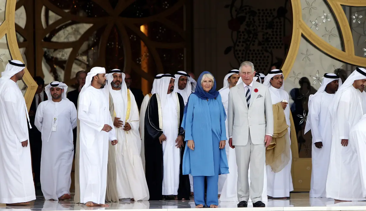 Pangeran Charles dan Putri Camilia saat berada di halaman Masjid Syekh Zayed di Abu Dhabi, Uni Emirat Arab, Sabtu (5/11). Masjid ini merupakan bagian destinasi wisata religi dan landmark yang sering dikunjungi selebriti dan tokoh dunia. (AFP/Karim Sahib)