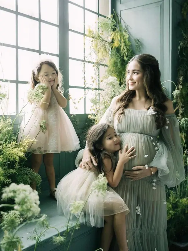 9 Gaya Maternity Shoot Yasmine Wildblood Kompak Kenakan Dress Bersama Kedua Putrinya, Semuanya Cantik Bak Bidadari