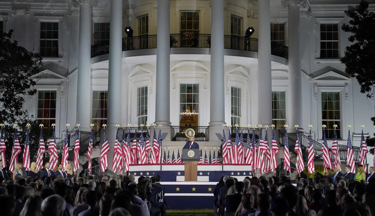 Presiden Amerika Serikat Donald Trump menyampaikan pidato pada hari keempat Konvensi Nasional Partai Republik di Gedung Putih, Washington DC, Amerika Serikat, Kamis (27/8/2020). (AP Photo/Evan Vucci)
