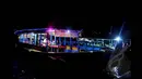 Para wisatawan menikmati kuliner khas Palembang di atas warung terapung. Warung terapung merupakan perahu yang di sulap menjadi sebuah warung. Foto diambil pada Sabtu (24/1/2015). (Liputan6.com/Johan Tallo)