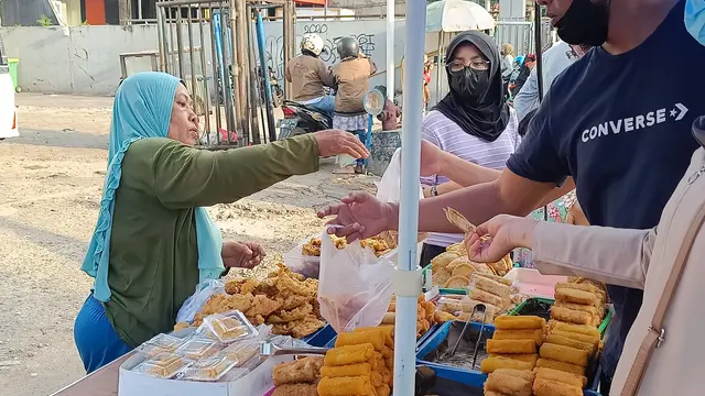 Pasar takjil di Jalan Panjang, Kebon Jeruk, Jakarta Barat, pada Ramadhan 2023