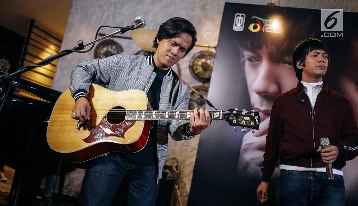 Aksi panggung D'Masiv saat launching single kolaborasi mereka dengan Rossa dan David NOAH di Jakarta, Senin (5/3). Mereka berkolaborasi dalam lagu berjudul 'Pernah Memiliki'. (Liputan6.com/Faizal Fanani)