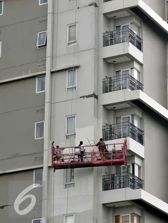 Sejumlah pekerja menyelesaikan pengecetan apartemen di kawasan Permata Hijau, Jakarta, Kamis (25/6/2015). Tingginya kecelakaan kerja disebabkan lemahnya kesadaran tenaga kerja dalam memanfaatkan fasilitas keselamatan yang ada. (Liputan6.com/Johan Tallo)
