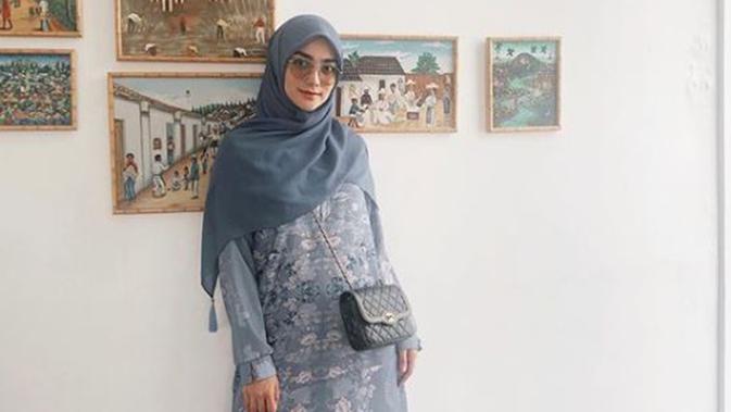 Selain warna cerah, Citra Kirana juga kerap memakai outfit berwarna pastel yang memberi kesan look yang lebih anggun. (Liputan6.com/IG/@citraciki)