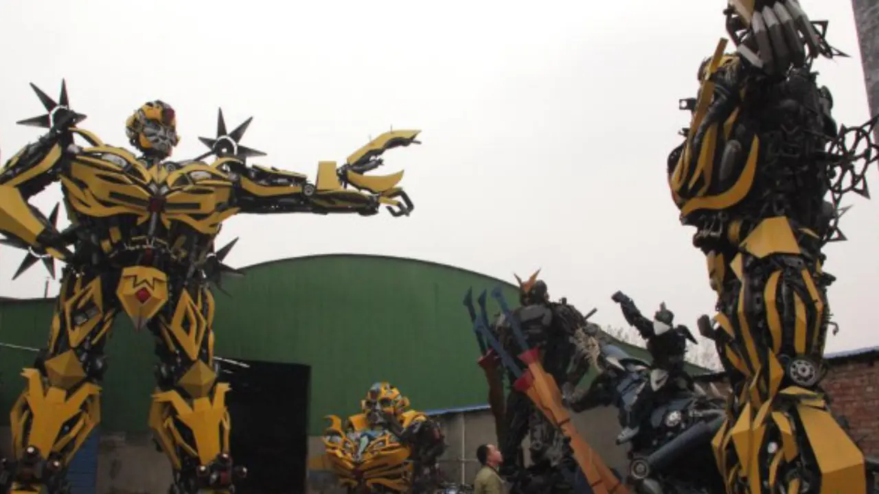 Insinyur Ini Buat Bumblebee dari Rongsokan Mobil