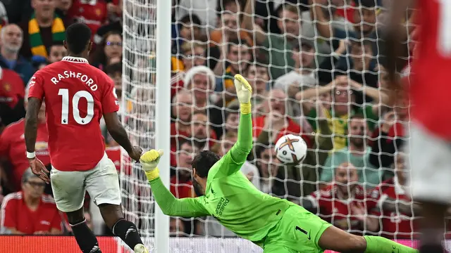 Aksi Marcus Rashford menjebol gawang Liverpool guna membantu MU menang di Liga Inggris