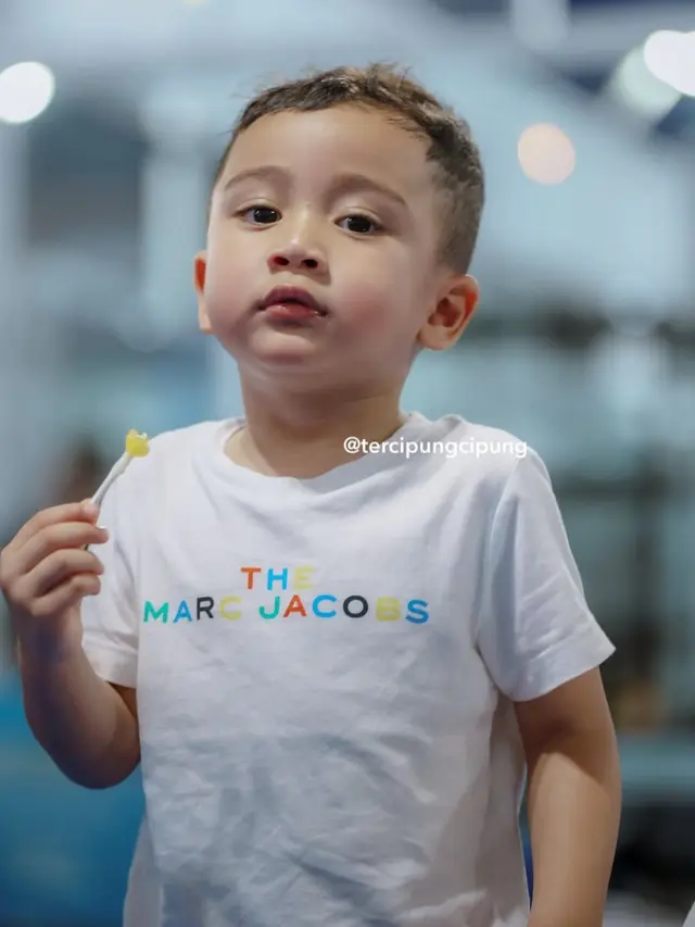 Potret Gemas Rayyanza dengan Lolipop di Tangan (credit: https://www.instagram.com/tercipungcipung/)