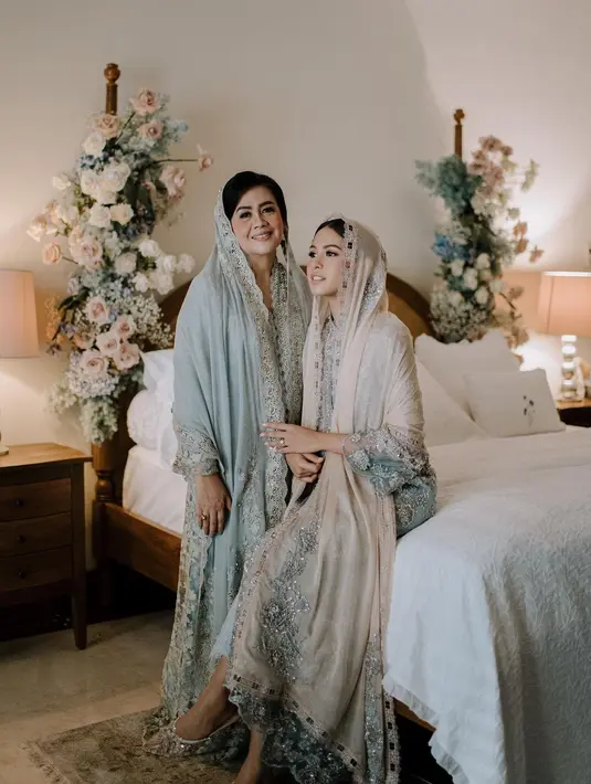 <p>Pada prosesi pengajian, Maudy mengenakan abaya bernuansa biru pastel disertai kerudung dengan nuansa kontras.</p>