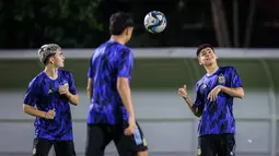 Pemain Timnas Argentina U-17, Claudio Echeverri (kanan) dan Ian Subiabre melakukan latihan resmi jelang perebutan peringkat ketiga Piala Dunia U-17 2023 melawan Timnas Mali U-17 di Stadion Manahan, Solo, Jawa Tengah, Kamis (30/11/2023). (Bola.com/Bagaskara Lazuardi)