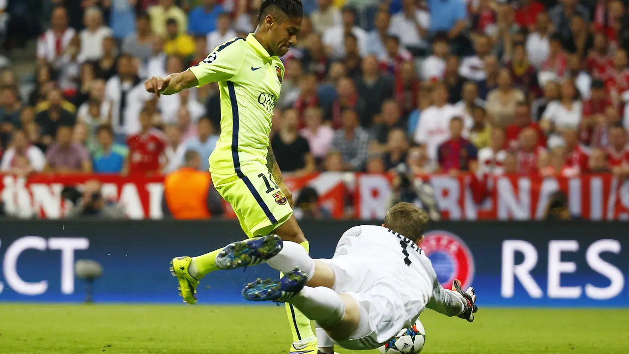 Neymar taklukkan kiper Bayern Muenchen, Manuel Neuer (Reuters)