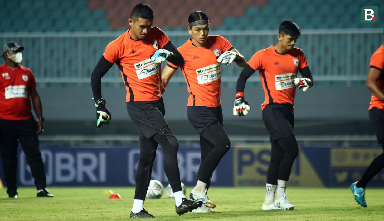 Penjaga gawang Persipura Jayapura saat melakukan sesi latihan sebelum laga BRI Liga 1 di Stadion Pakansari, Bogor, Jumat (27/8/2021). (Foto: Bola.com/Nandang Permana)